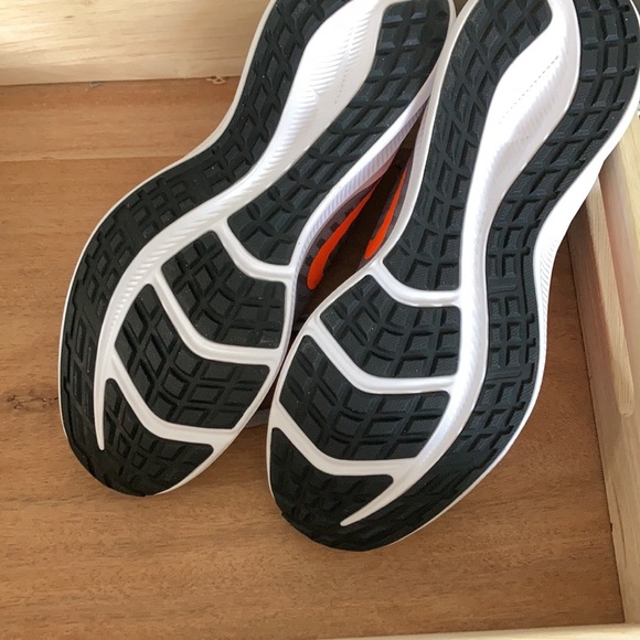 NEW Nike big kids sneaker - Picture 3 of 3